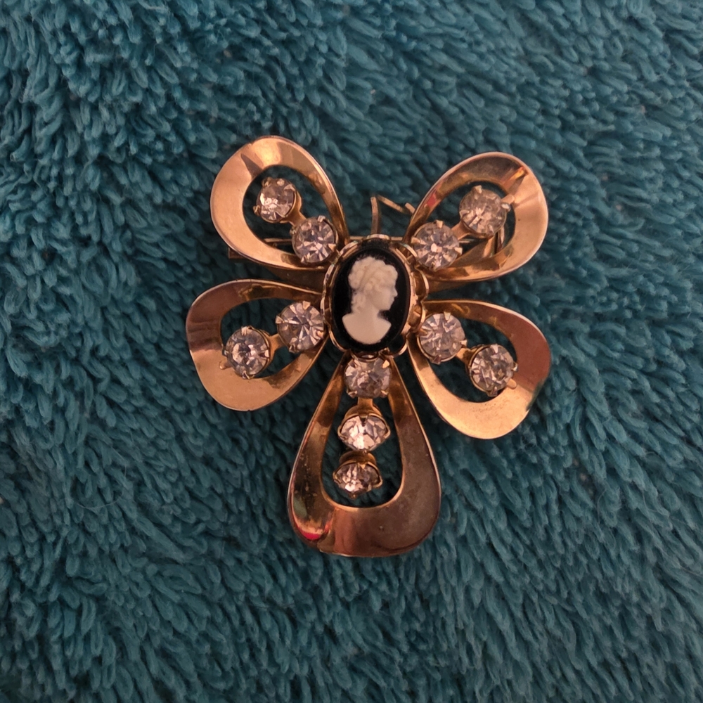 Vintage-Inspired Gold Cameo Brooch